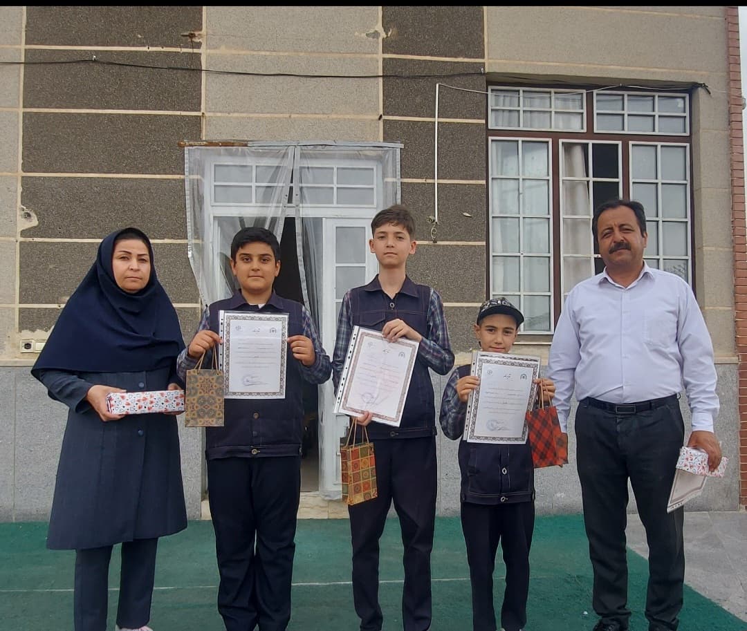 اهدای جوایز به دانش آموزان برتر مسابقات استانی هلال احمر